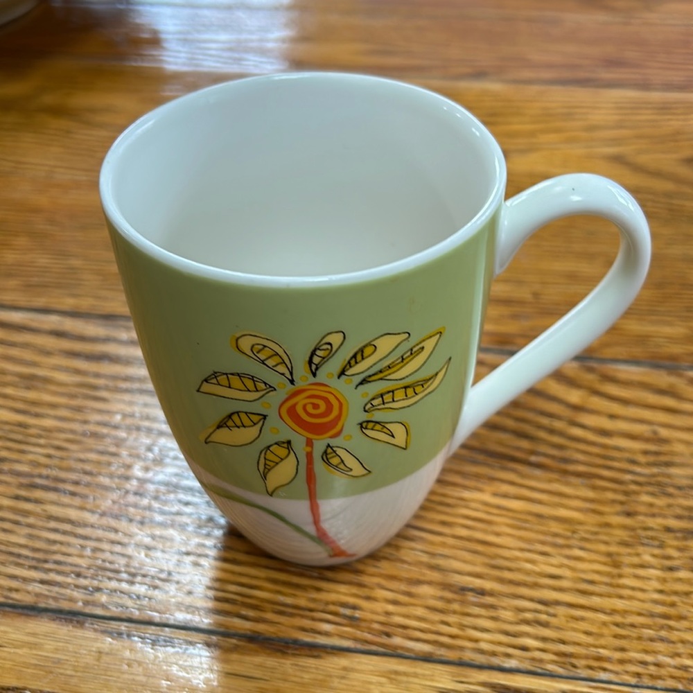 Starbucks 2006 Sunflower 14 ounce mug.  Good condition. Green/white